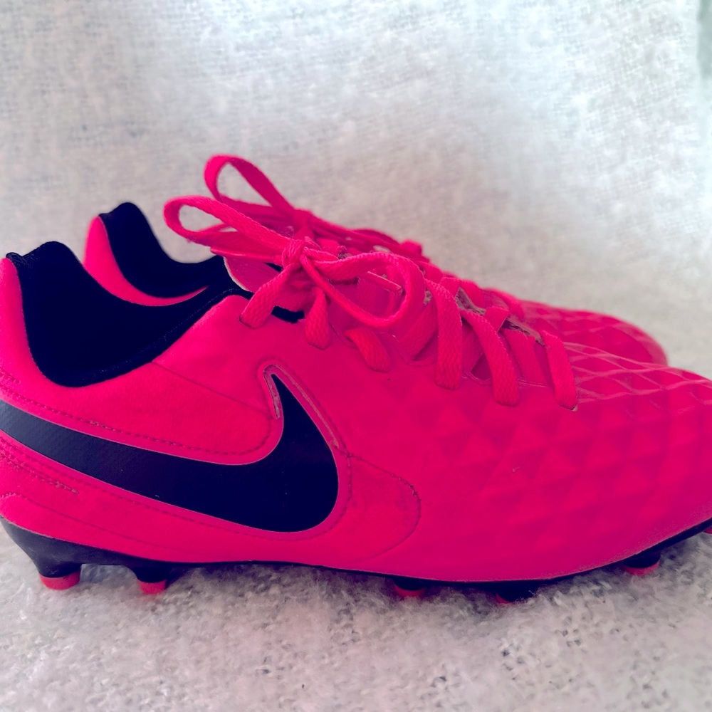 Pink kids soccor cleats